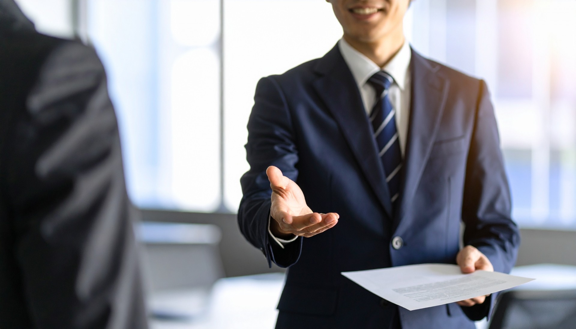 手を差し伸ばしている画像