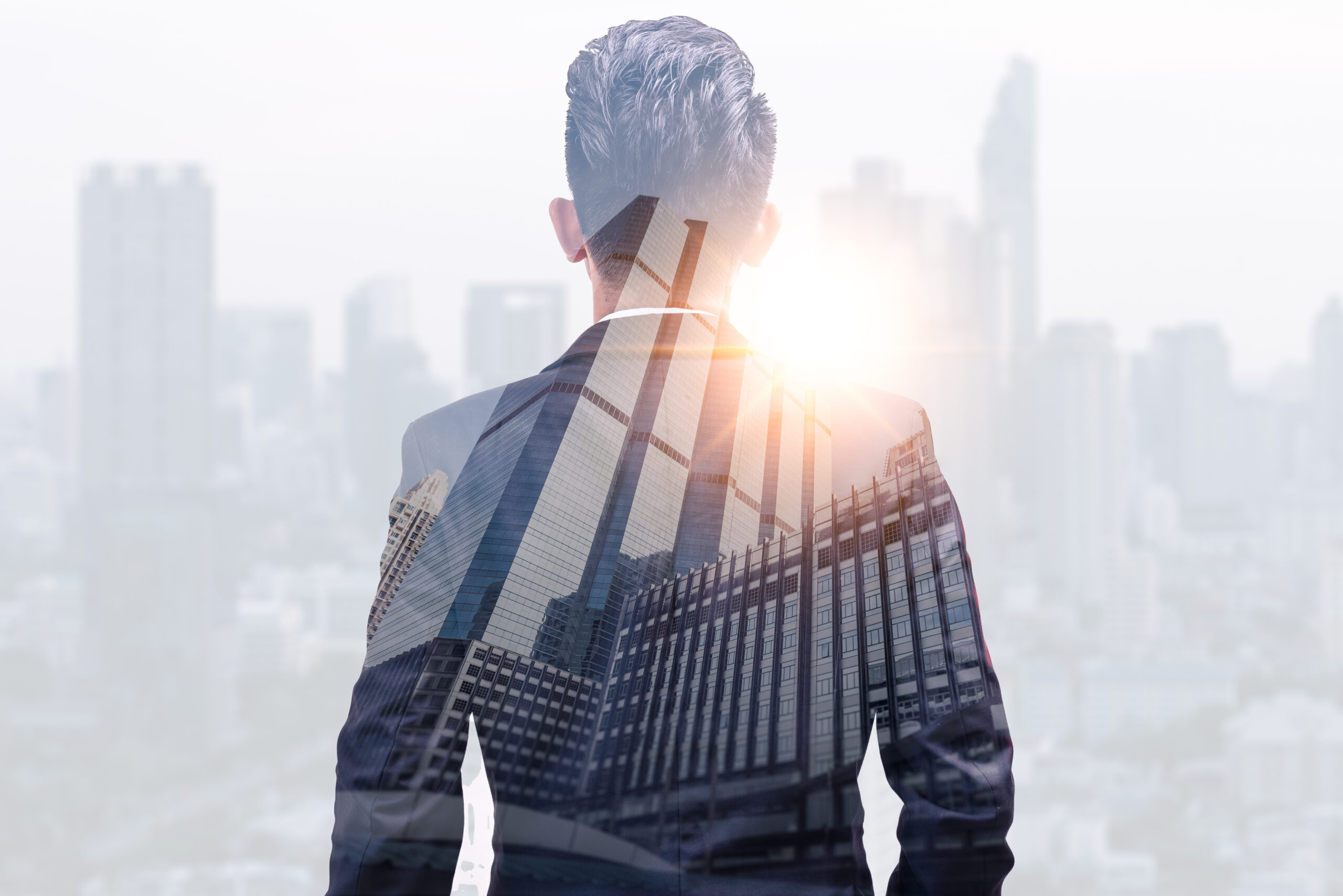男性とビルの画像
